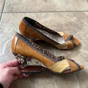 Size 7 Bobbi Blue pattern wedges